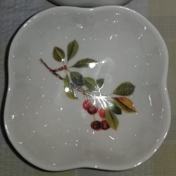 4 Snack Dishes (chocolates, seeds, nuts, etc) - Picture 2 of 3